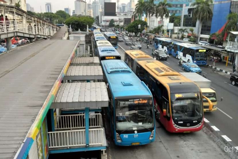 Bus Transjakarta antre menurunkan penumpang di Terminal Harmoni Jakarta pada Selasa (2/9).