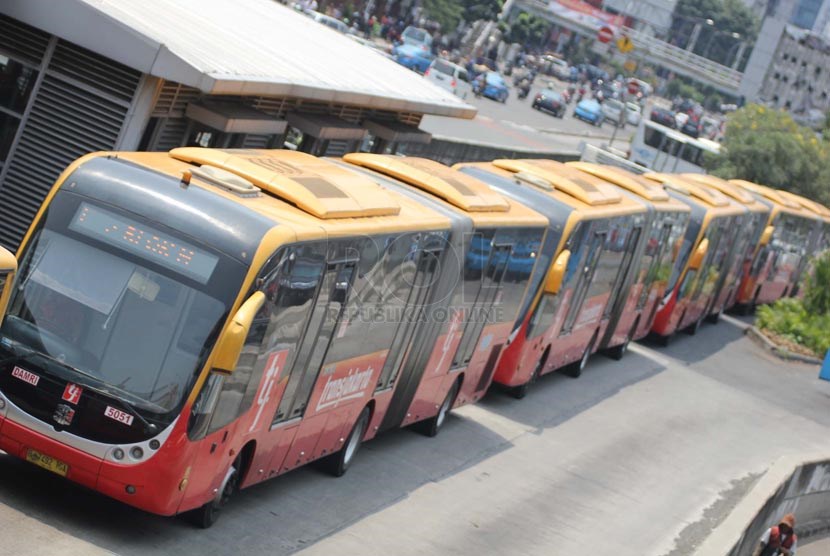 Bus TransJakarta antri untuk mengangkut penumpang di Halte Harmoni, Jakarta Pusat, Kamis (27/3).