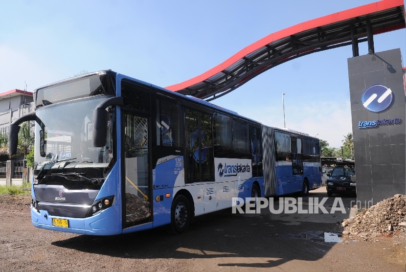 Bus Transjakarta baru saat peluncuran di Jakarta, Senin (18/4).  (Republika / Yasin Habibi )