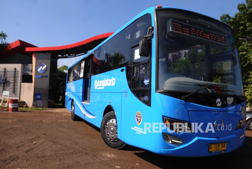 Bus Transjakarta baru saat peluncuran di Jakarta, Senin (18/4).  (Republika / Yasin Habibi )