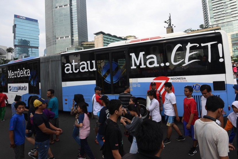 Bus Transjakarta bertuliskan Merdeka Atau Macet melintasi Kawasan Bundaran HI di Jakarta, Minggu (28/8). 