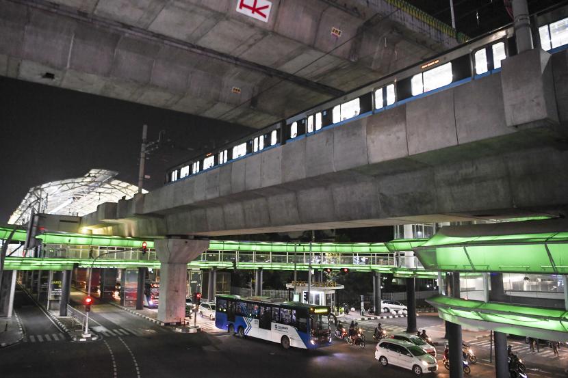 Bus Transjakarta dan kereta MRT melintas di area halte integrasi CSW di Jakarta (ilustrasi)