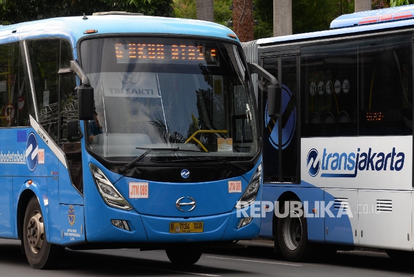   Bus Transjakarta di halte Dukuh Atas, Jakarta, Jumat (8/4). 
