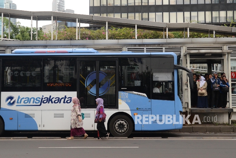 Bus Transjakarta di halte Dukuh Atas, Jakarta, Jumat (8/4). 