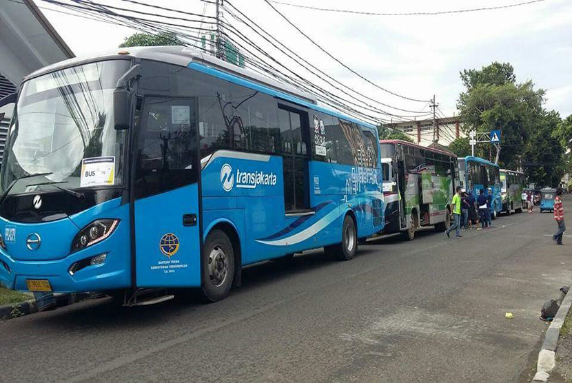 Bus transjakarta dikerahkan untuk mengangkut peserta parade kebudayaan yang digelar di Jakarta pada Ahad (4/12).