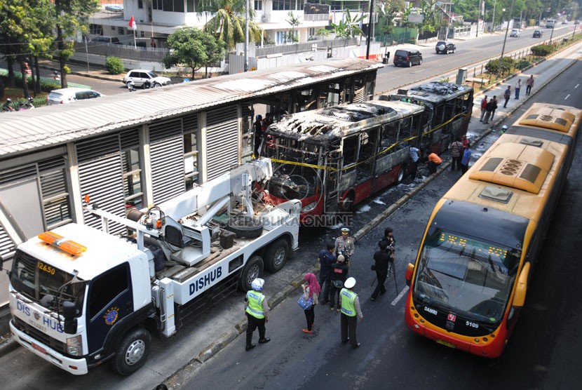  Bus Transjakarta Jurusan Kota-Blok M terbakar di Halte Masjid Agung Jalan Sisingamangaraja, Jakarta Selatan, Kamis (28/8). (Republika/Rakhmawaty La'lang)