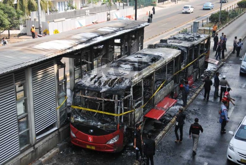 Bus Transjakarta Jurusan Kota-Blok M terbakar di Halte Masjid Agung Jalan Sisingamangaraja, Jakarta Selatan, Kamis (28/8). Bus yang baru beroperasi selama tujuh bulan ini diduga terbakar akibat korsleting pada mesin.