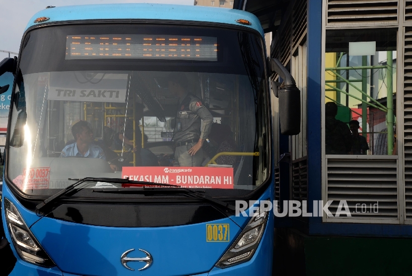 Bus TransJakarta jurusan MM-Bundaran HI di halte Tol Barat 2, Bekasi, Jabar, Senin (25/4). (Republika/ Yasin Habibi)