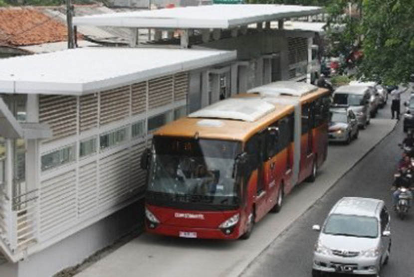 Bus Transjakarta ketika berhenti di salah satu halte.