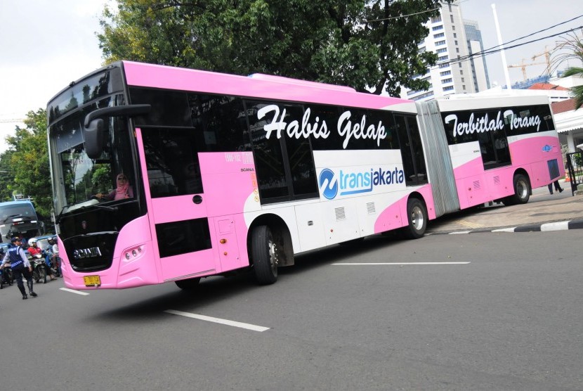 Bus Transjakarta khusus perempuan. Transjakarta diminta untuk menambah armada khusus perempuan cegah pelecehan seksual.