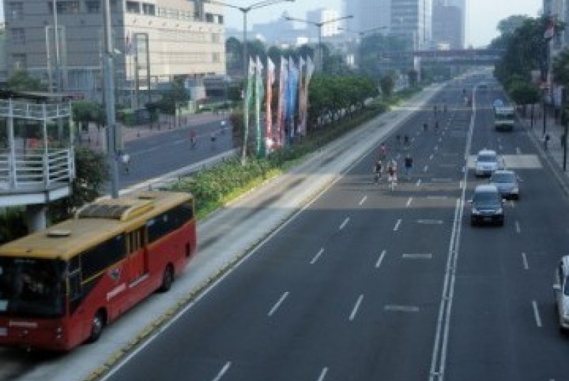 Suasana jalanan di kawasan Thamrin, Jakarta. Kawasan Thamrin menjadi salah satu jalan yang akan ditutup selama pelaksanaan marathon Asian Games 2018 pada Sabtu (25/8) dan Ahad (26/8).