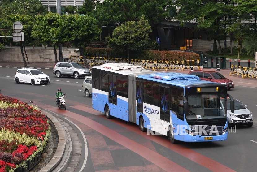 Bus TransJakarta melintas di Bundaran HI, Jakarta Pusat, Senin (6/6). (Republika/Yasin Habibi)