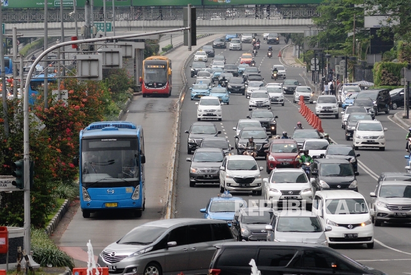 Bus TransJakarta melintas di Bundaran HI, Jakarta Pusat, Senin (6/6). (Republika/Yasin Habibi)