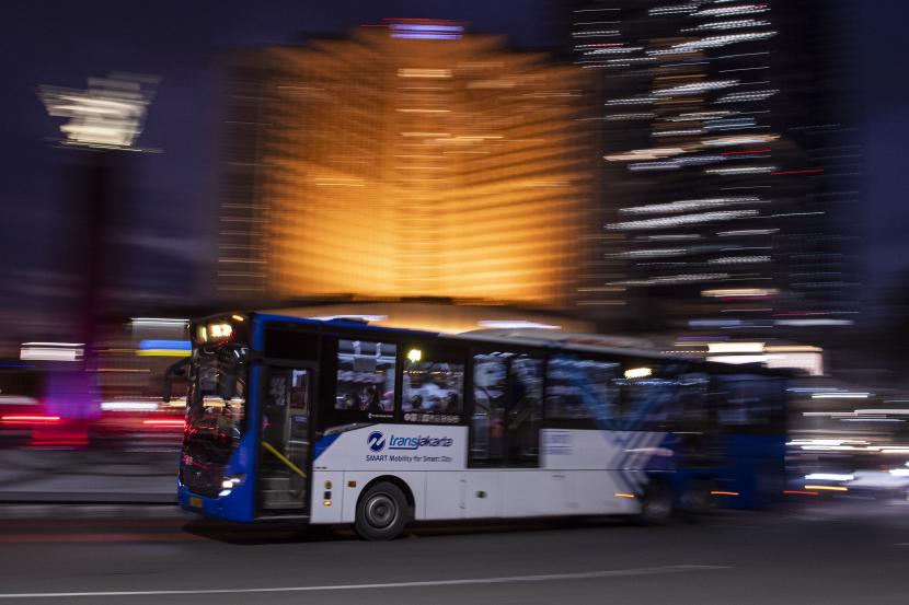Bus Transhakarta melintas di Bundaran HI, Jakarta Pusat, Senin (12/9/2022) malam WIB. 