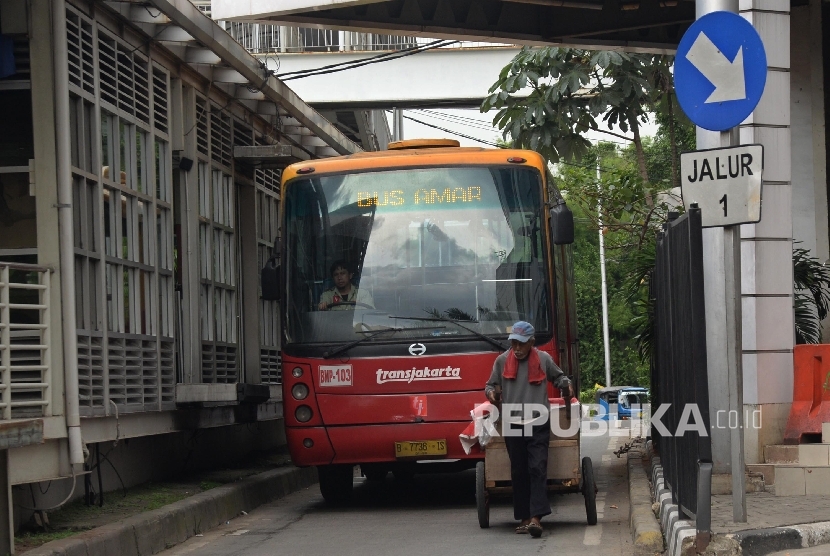 Bus Transjakarta melintas di Halte Manggarai, Jakarta.