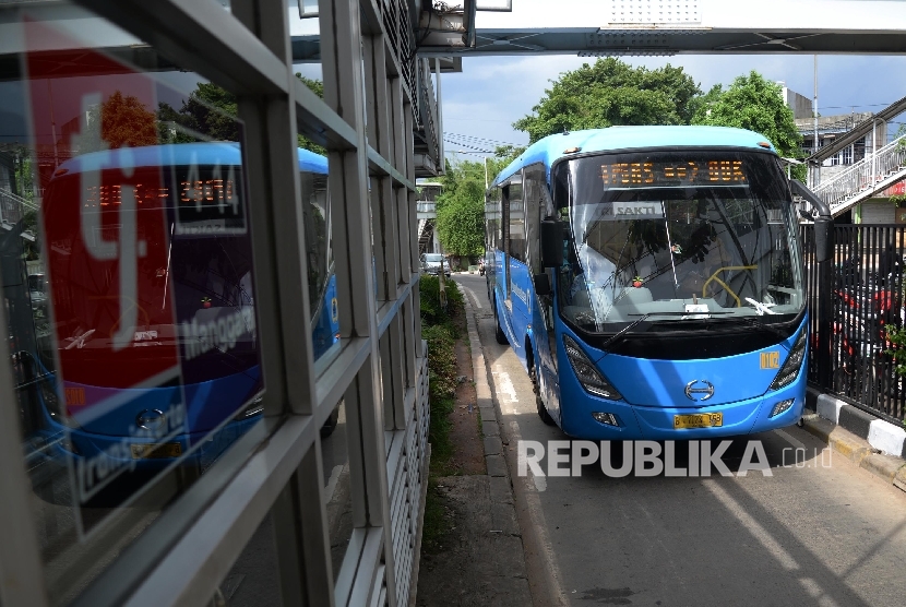 Bus Transjakarta melintas di Halte Manggarai, Jakarta, Rabu (13/4).  Transjakarta menambahkan rute baru Stasiun Manggarai-Tosari imbas dari penggantian wesel kereta milik PT KAI.