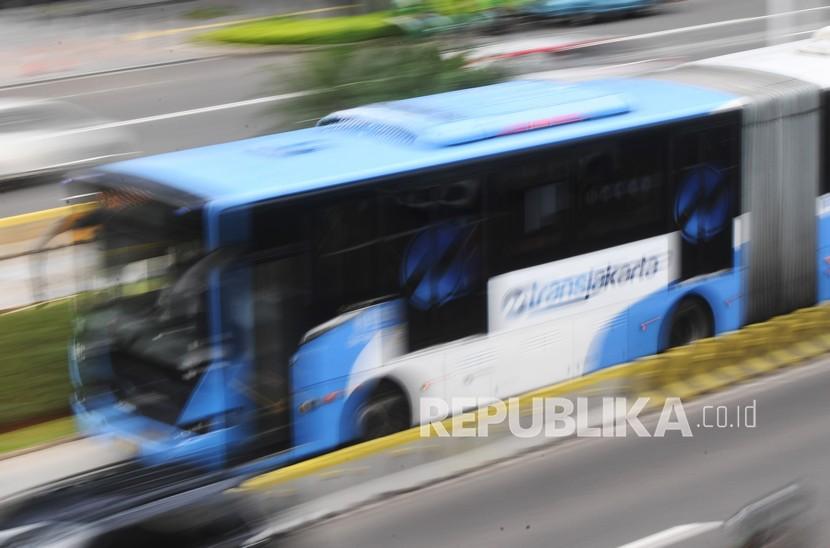 Bus Transjakarta melintas di Jalan Jenderal Sudirman, Jakarta, Kamis (3/12/2020).