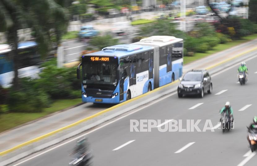 Bus Transjakarta melintas di Jalan Jenderal Sudirman, Jakarta. Mulai Jumat (18/8), transportasi umum di Jakarta akan beroperasi hingga pukul 20.00 WIB. Upaya pengetatan dilakukan untuk menekan laju kasus Covid-19 di musim liburan akhir tahun.