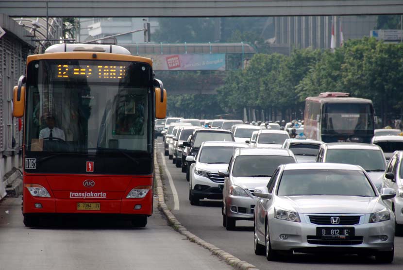 Bus TransJakarta melintas di Jalan MH. Thamrin, Jakarta Pusat, Senin (2/6).
