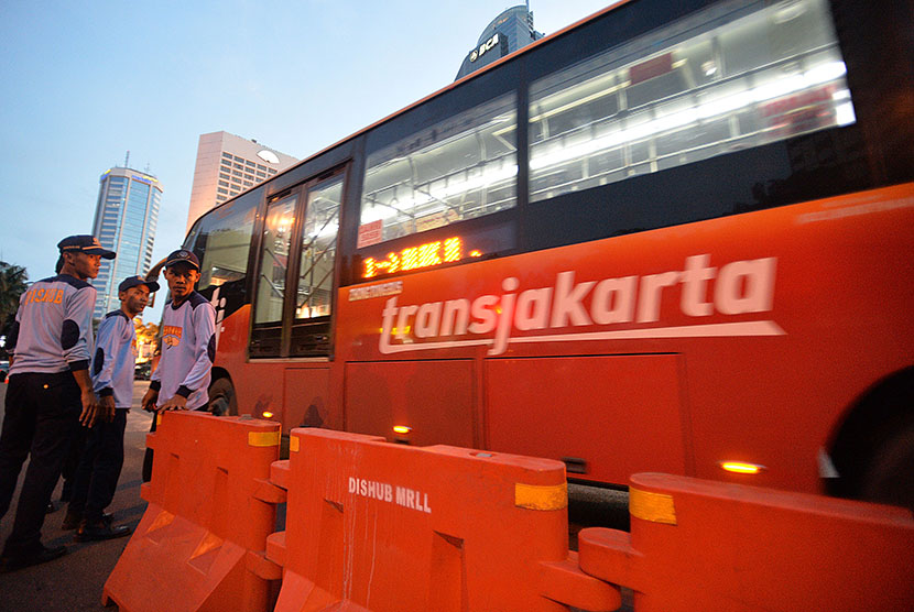 Bus TransJakarta melintas di jalur Koridor I, kawasan Bunderan Hotel Indonesia, Jakarta, Kamis (31/12). (Antara/Widodo S. Jusuf)