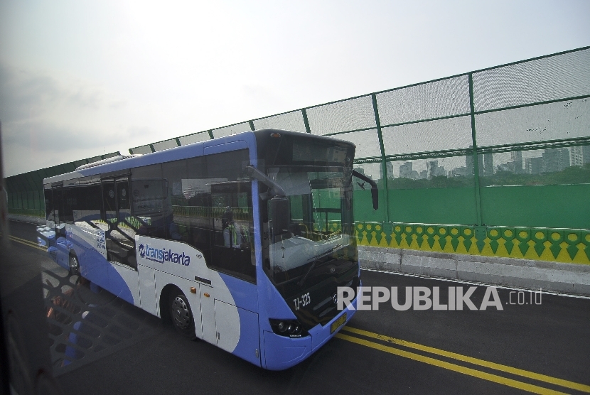  Bus Transjakarta melintas saat survei di koridor 13 Tendean, Jakarta Selatan, Ahad (9/7). 