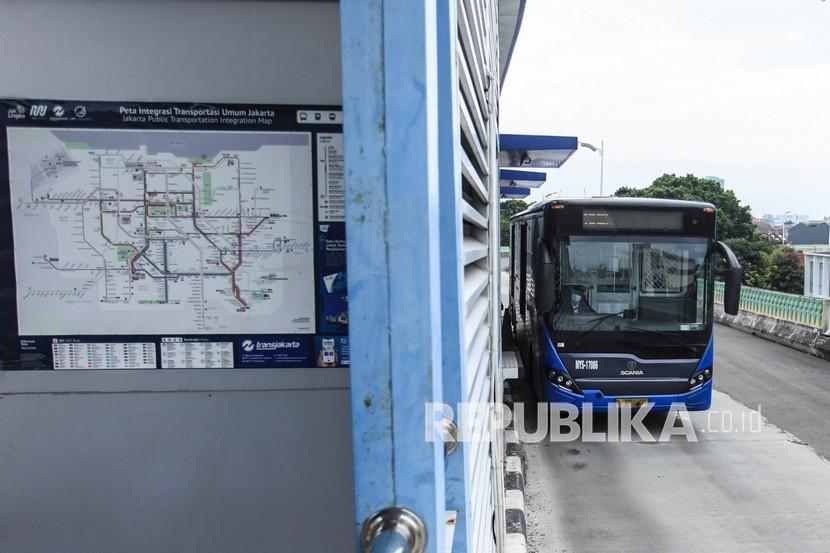 Bus Transjakarta. Sejak Ahad (13/3/2022) hingga Senin (14/3/2022) terjadi empat kali kecelakaan TransJakarta.