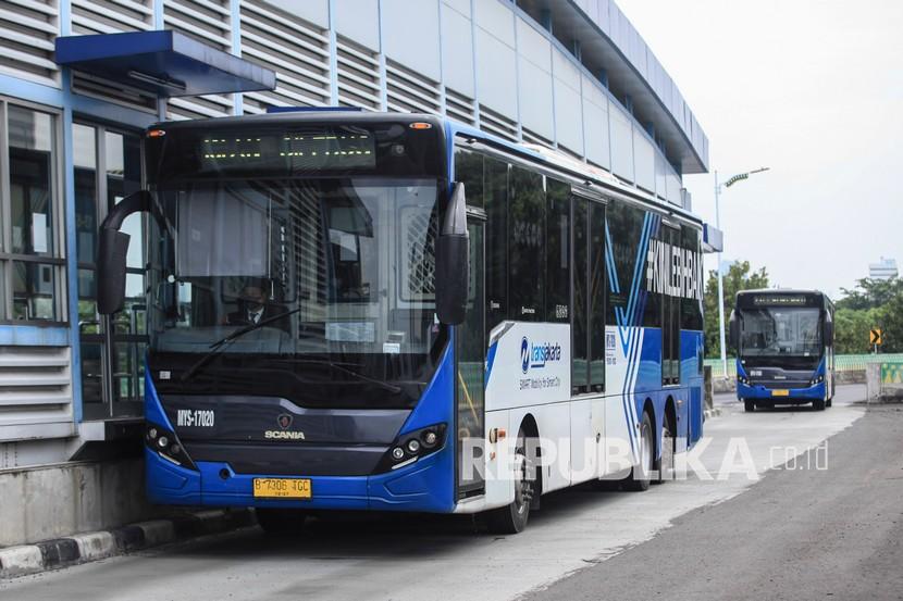Bus Transjakarta melintasi jalan layang Transjakarta koridor 13 Kapten Tendean-Ciledug di Jakarta Selatan, Rabu (23/2/2022). 