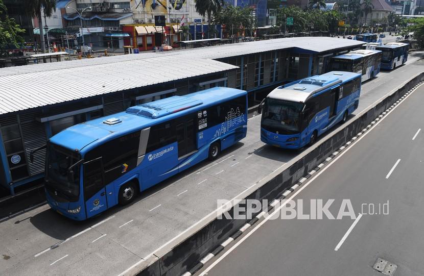 Bus Transjakarta memasuki area Halte Harmoni di Jakarta.