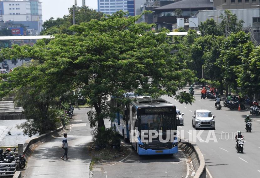 Bus Transjakarta memasuki area Halte Harmoni di Jakarta Pusat, Jumat (6/8/2021). 