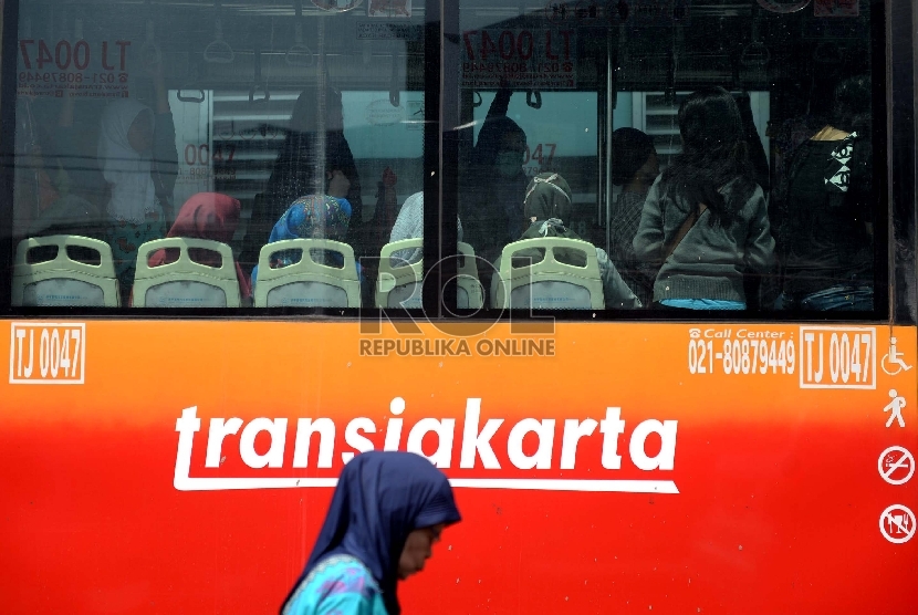 Bus Transjakarta memasuki halte penumpang di Terminal Kampung Melayu, Jakarta, Selasa (4/8).