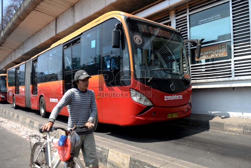 Bus Transjakarta memasuki halte penumpang di Terminal Kampung Melayu, Jakarta, Selasa (4/8).