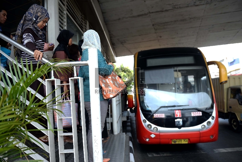 Bus Transjakarta memasuki halte penumpang di Terminal Kampung Melayu, Jakarta, Selasa (4/8).