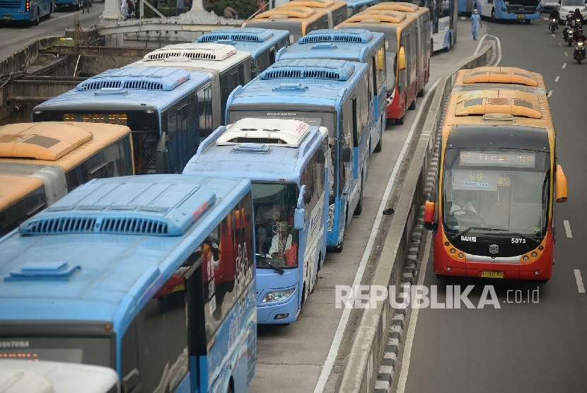  Bus transjakarta menurunkan dan mengangkut penumpang saat berada di Halte Harmoni, Jakarta, Rabu (4/11).