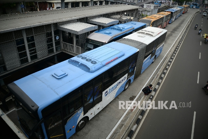  Bus transjakarta menurunkan dan mengakut penumpang saat berada di Halte Harmoni, Jakarta, Rabu (4/11). 