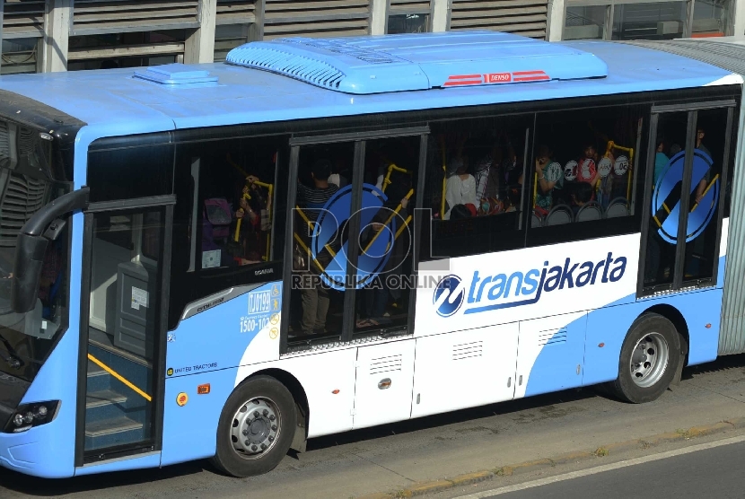  Bus transjakarta merek Scania mulai diuji coba beroperasi di jalan MH.Thamrin, Jakarta Pusat, Ahad (19/7).  (Republika/Rakhmawaty La'lang)