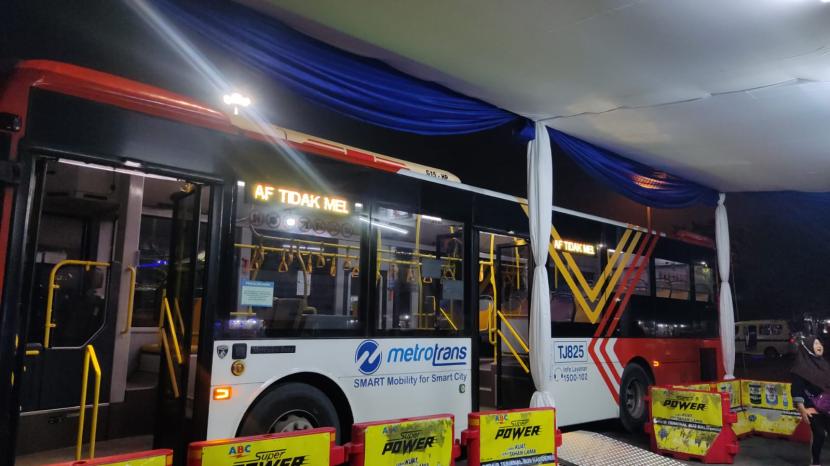 Bus Transjakarta rute Bandara Soekarno-Hatta, Kota Tangerang, Provinsi Banten berhenti di Terminal Kalideres, Jakarta Barat, Sabtu (8/7/2023).
