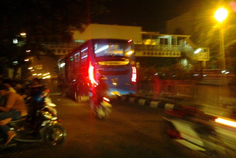 Bus Transjakarta rute Manggarai-UI, usai berhenti di Halte Pasar Minggu.