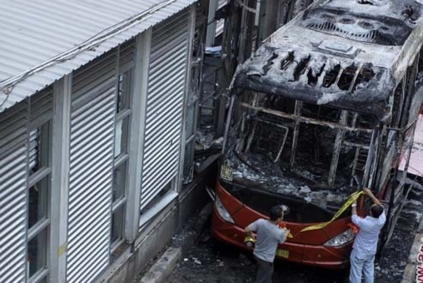 Bus Transjakarta terbakar.