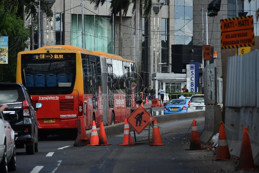 Bus TransJakarta terpaksa harus mengambil jalur umum akibat penutupan jalur busway di Jalan Sudirman, Jakarta Selatan, Selasa (28/4).  (Republika/Raisan Al Farisi)