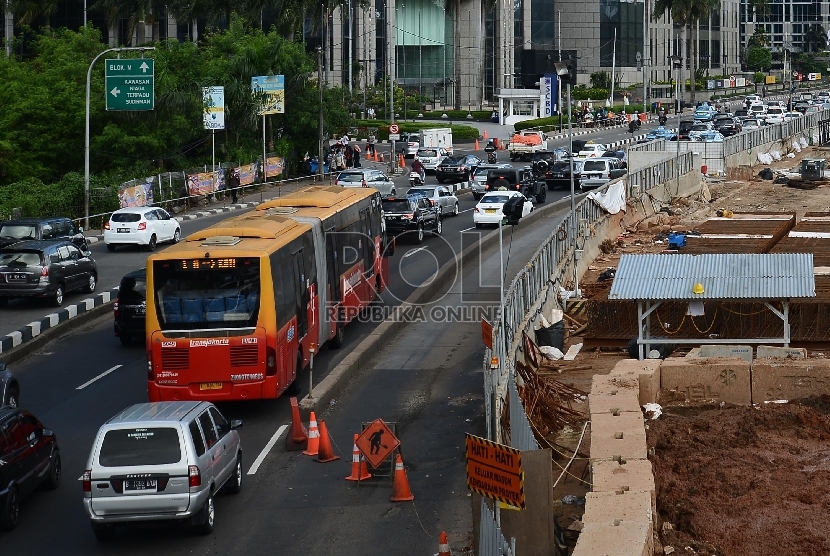 Bus TransJakarta terpaksa harus mengambil jalur umum akibat penutupan jalur busway di Jalan Sudirman, Jakarta Selatan, Selasa (28/4).  (Republika/Raisan Al Farisi)