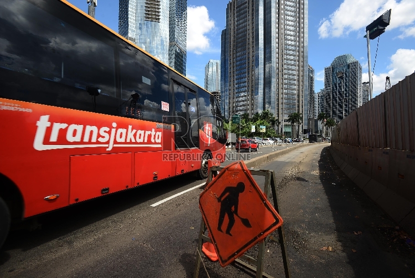 Bus TransJakarta terpaksa harus mengambil jalur umum akibat penutupan jalur busway di Jalan Sudirman, Jakarta Selatan, Selasa (28/4).  (Republika/Raisan Al Farisi)