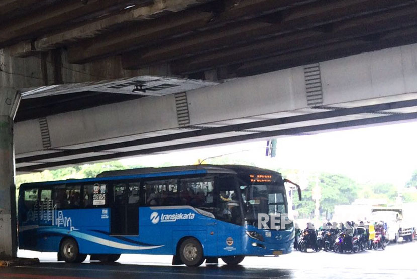 Bus Transjakarta yang melewati perempatan ITC Cempaka Mas pukul 16.00 WIB, Senin (20/3) menarik perhatian pengendara karena suara klaksonnya.