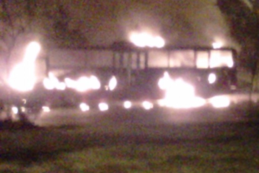 Bus Transjakarta yang terbakar di Bundaran Semanggi, Senin (5/11) malam
