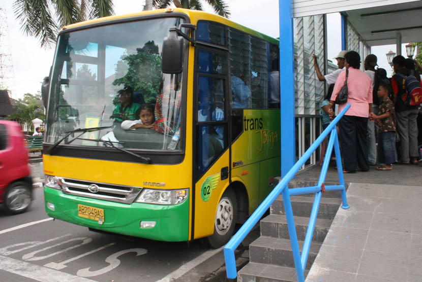 Bus TransJogja. DPRD DIY menegaskan agar Pemerintah Daerah (Pemda) DIY tidak menaikkan tarif angkutan umum.