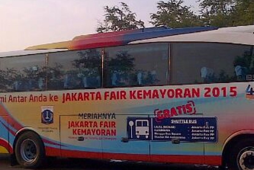 Bus untuk mengangkut penumpang menuju JIExpo Kemayoran