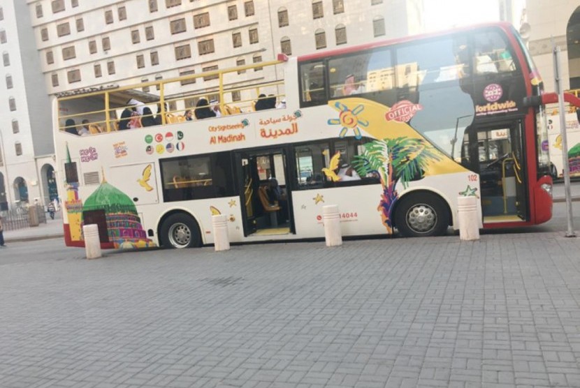 Bus wisata keliling kota Madinah.