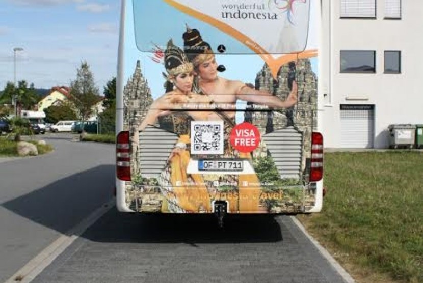 Bus Wonderful Indonesia yang mondar-mandir di Prancis.