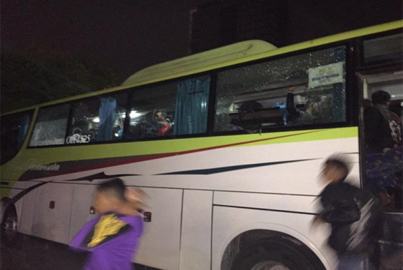 bus yang dirusak sekelompok orang di Tol Kebon Jeruk