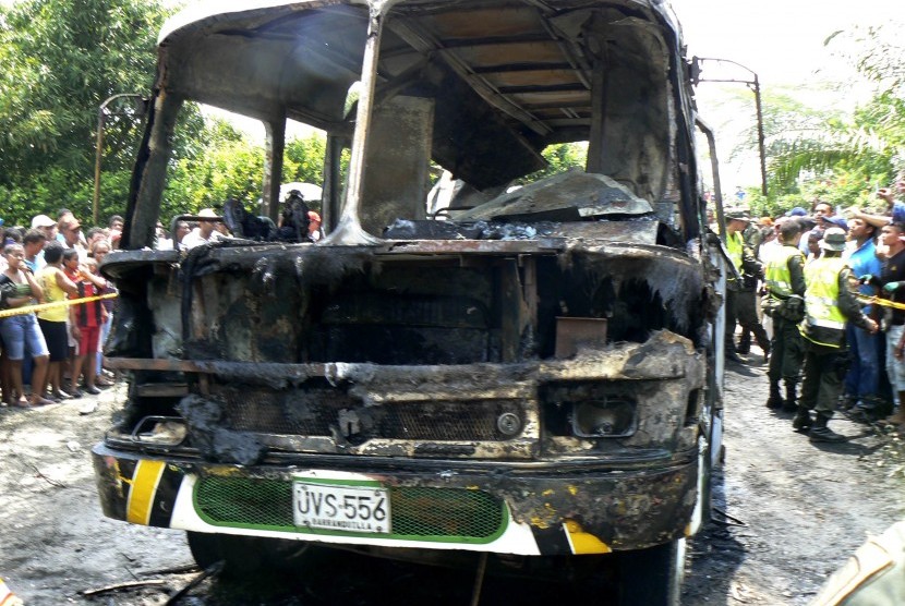 Bus, yang membawa anak-anak menuju gereja, hangus terbakar di Fundacion, Kolombia, Ahad (18/5).