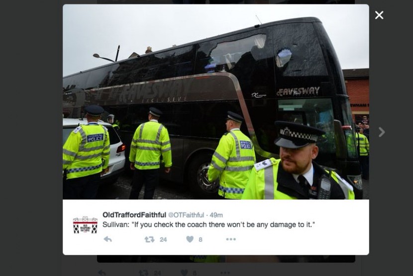 Bus yang membawa rombongan klub Manchester United yang rusak dilempari pendukung West Ham United.